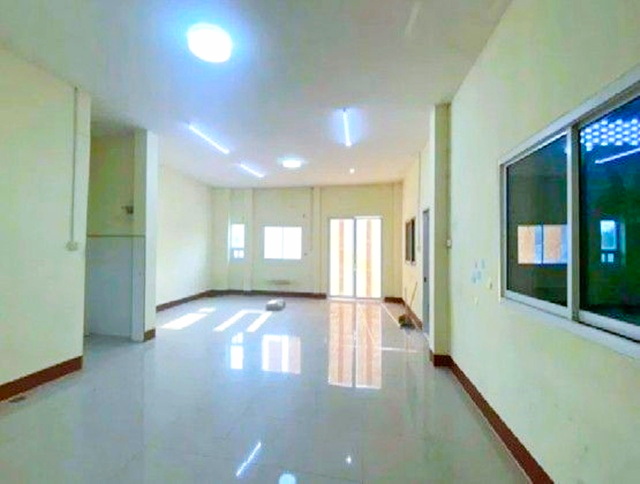 สนามกอล์ฟเอกชัย 1 กม. ให้เช่าโกดัง โรงงาน ติดถนนเอกชัย  วัดโพธิ์แจ้ 3 กม. 1,200 ตร.ม.300 ตร.วา. 3 นอน 3 น้ำ ตลาดนัดโพธิ์แจ้ 1.5 กม.