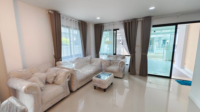 ขายบ้านแฝด2ชั้นใกล้ถนนข้าวหลาม อำเภอเมือง ชลบุรี บ้านแฝดสไตล์บ้านเดี่ยว เลี่ยงเมืองหนองมน รีโนเวทใหม่ กู้มีเงินเหลือ 3 นอน 3 น้ำ 2 จอดรถ