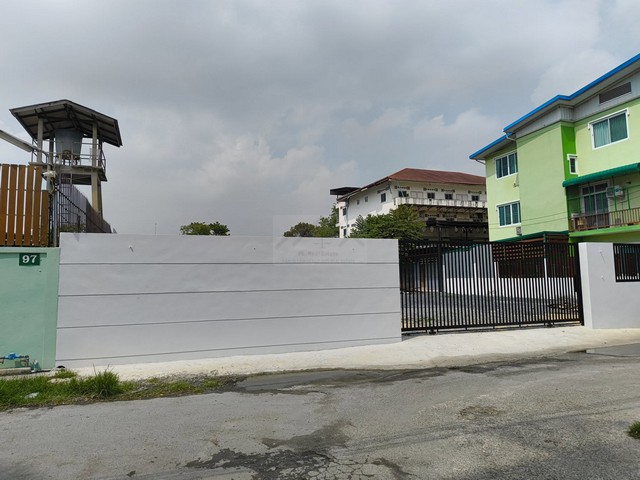 ให้เช่าที่ดินเปล่า 576 ตรว. (1 ไร่ 176 ตรว.) พร้อมอาคาร ซอยพัฒนาการ 20 ถมสูง มีรั้วรอบขอบชิด ใกล้จุดขึ้นลงทางด่วน 