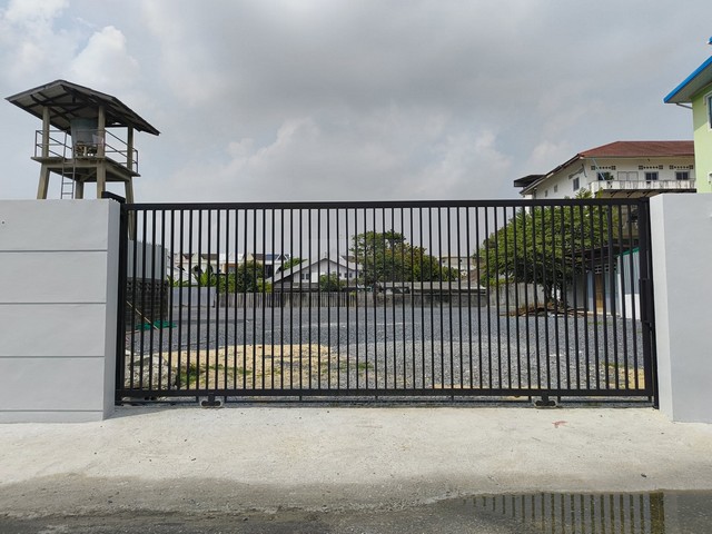 ให้เช่าที่ดินเปล่า 576 ตรว. (1 ไร่ 176 ตรว.) พร้อมอาคาร ซอยพัฒนาการ 20 ถมสูง มีรั้วรอบขอบชิด ใกล้จุดขึ้นลงทางด่วน