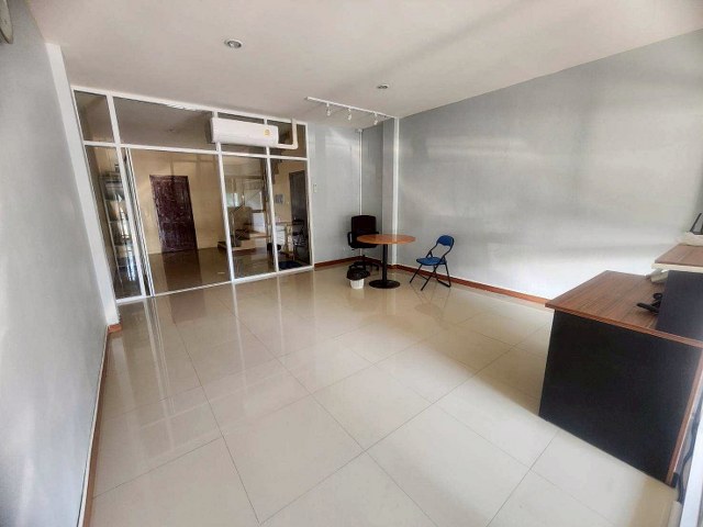 ให้เช่า อาคารพาณิชย์ 3 ชั้น ติดถนน เนื้อที่ 20 ตร.ว.  ทำเลดี ใจกลางแหล่งธุรกิจ และนิคมอุตสาหกรรม เดินทางสะดวก มาบตาพุด ระยอง