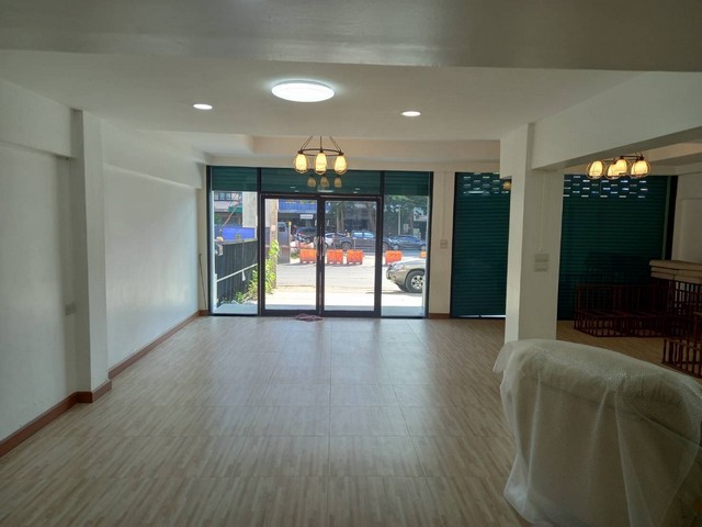 ขายอาคารพาณิชย์ 4 ชั้นครึ่ง  เนื้อที่ 44 ตารางวา รามอินทรา 67 ติดถนนใหญ่