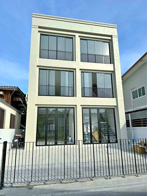 เซ็นทรัล บางนา 1กม.  BTS อุดมสุข 2.3กม.ให้เช่า-ขายสำนักงาน ออฟฟิศ 3.5 ชั้นรวมดาดฟ้า  52ตร.วา. 312ตร.ม. พณิชยการบางนา 1.5 กม 5นอน 5น้ำ 