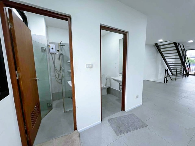 เซ็นทรัล บางนา 1กม.  BTS อุดมสุข 2.3กม.ให้เช่า-ขายสำนักงาน ออฟฟิศ 3.5 ชั้นรวมดาดฟ้า  52ตร.วา. 312ตร.ม. พณิชยการบางนา 1.5 กม 5นอน 5น้ำ