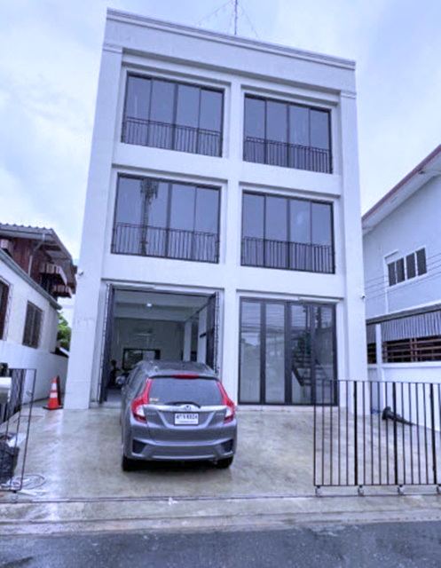 BTS อุดมสุข 2.3กม.ให้เช่า-ขายสำนักงาน ออฟฟิศ 3.5 ชั้นรวมดาดฟ้า  50ตร.วา. 310ตร.ม. พณิชยการบางนา 1.5 กม 5นอน 5น้ำ เซ็นทรัล บางนา 1กม. 