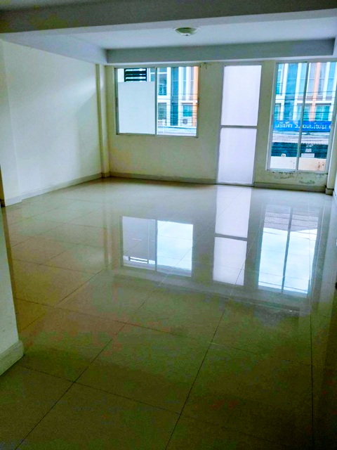 ตลาดเอซี คลองสี่ 2.2 กม. ลาดสวาย อำเภอลำลูกกา  BTSคูคต 3.1กม. ให้เช่าทาวน์โฮม 3 ชั้น 19ตร.วา. 230ตร.ม. รร.สายไหม 2.4กม. 3นอน 3น้ำ