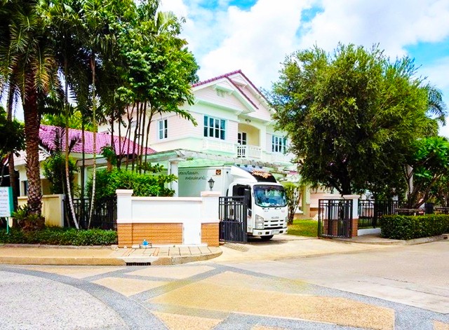 พร้อมเฟอร์ บิ้วท์อินครบ ให้เช่า-ขาย คฤหาสน์หรู 2 ชั้น 2 หลังใหญ่ ติดกัน 6นอน ตลาดถนอมมิตร เพลินนารี่มอลล์1.1 กม. MRTวัชรพล 2.1 กม. 