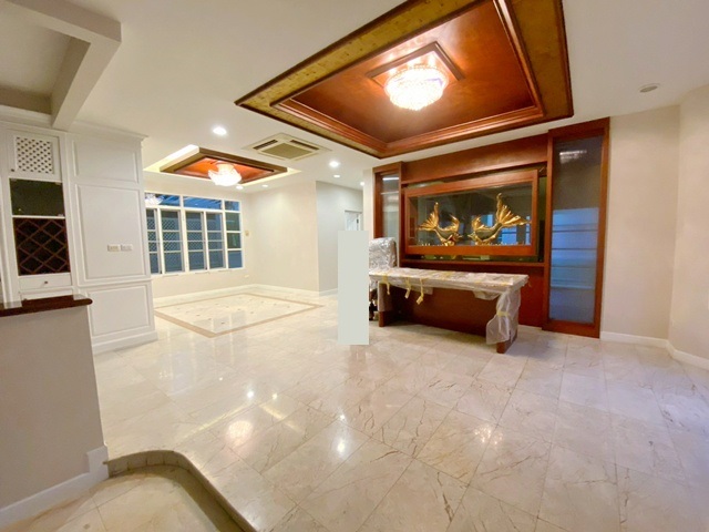 พร้อมเฟอร์ บิ้วท์อินครบ ให้เช่า-ขาย คฤหาสน์หรู 2 ชั้น 2 หลังใหญ่ ติดกัน 6นอน ตลาดถนอมมิตร เพลินนารี่มอลล์1.1 กม. MRTวัชรพล 2.1 กม.