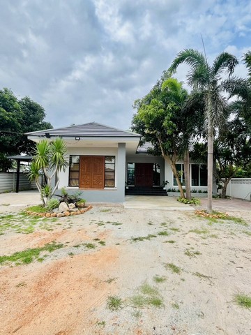 ขายที่ดินพร้อมสิ่งปลูกสร้างชลบุรี ถ.สุขุมวิท อ.เมืองชลบุรี จ.ชลบุรี บนพื้นที่  278  ตรว  3  นอน 2 น้ำ  2 ห้องโถง  1 ครัว