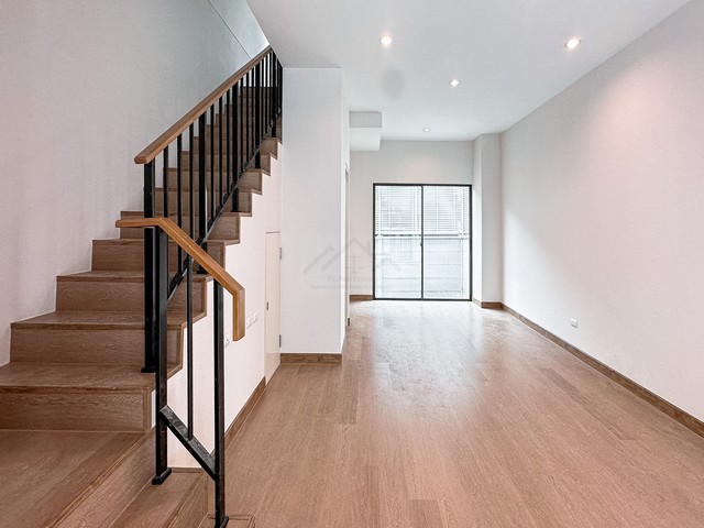 ขายทาวน์โฮม 3 ชั้น บ้านกลางเมือง พระราม 9-กรุงเทพกรีฑา (ตัดใหม่) ทำพื้น SPC และวอลเปเปอร์ใหม่ทั้งหลัง สวยพร้อมเข้าอยู่