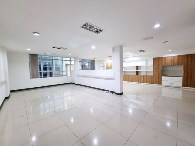 Airport Link ลาดกระบัง สุวรรณภูมิ พระจอมเกล้า 4ชั้น ติดถนนใหญ่  กิ่งแก้ว หน้ากว้าง 8ม.10จอดรถ  40ตรว. 512ตรม.