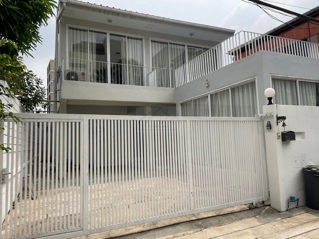 ให้เช่าบ้านเดี่ยว 2 ชั้น 40 ตรว. 200 ตรม. ถนนสุทธิสารวินิจฉัย ย่านรัชดา ใกล้ MRT สุทธิสาร 900 เมตร