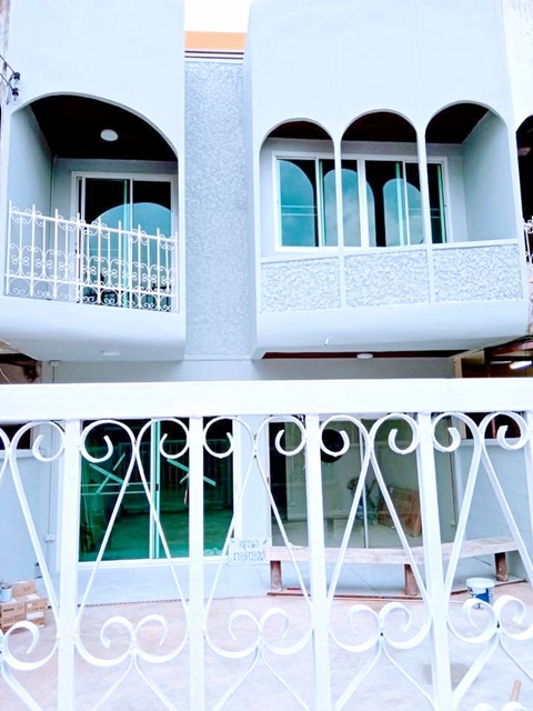 พัฒนาการ 20-25 อ่อนนุช17 3 นอน ไม่เคยอยู่ ให้เช่าทาวน์เฮาส์ 2 ชั้น  ทองหล่อ4กม.  BTS เอกมัย 4.3กม. 36ตร.วา. 286ตร.ม.รีโนเวทใหม่  2 น้ำ