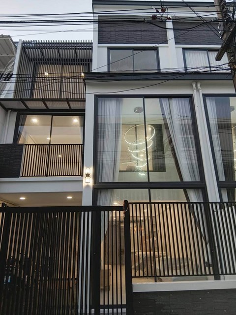 P998 ให้เช่า ขาย ทาวน์โฮม โฮมออฟฟิศ สไตล์โมเดิร์น 3 ชั้น ซอยเอกมัย 22 ปรีดีพนมยงค์ 43  เขตวัฒนา รีโนเวทใหม่ทั้งหลัง สวยพร้อมเข้าอยู่