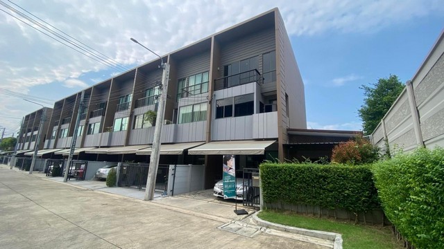 ทาวน์โฮมหรู 3 ชั้น ย่านปิ่นเกล้า-จรัญ  เพียง 2.5 กม.จากเซ็นทรัลปิ่นเกล้า The Era Pinklao Charan