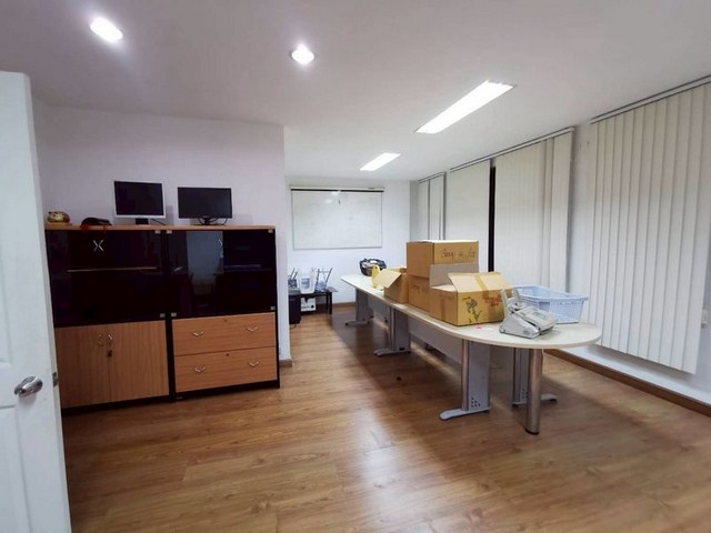 โฮมออฟฟิต  บ้านกลางเมือง ติดถนนศรีนคริน  ให้เช่า   ติดรถไฟฟ้าสีเหลือง