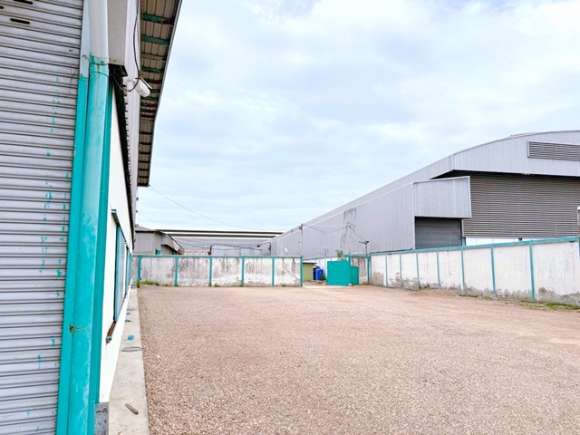 พร้อมออฟฟิศ 2 ไร่ ตลาดนัดบางโทรัด 1กม. ตลาดลอนดอน 2กม. สมุทรสาคร ให้เช่าโรงงาน  2 งาน 1,450 ตร.ม. รร.เฉลิมพระเกียรติสมเด็จฯ 1.5 กม.