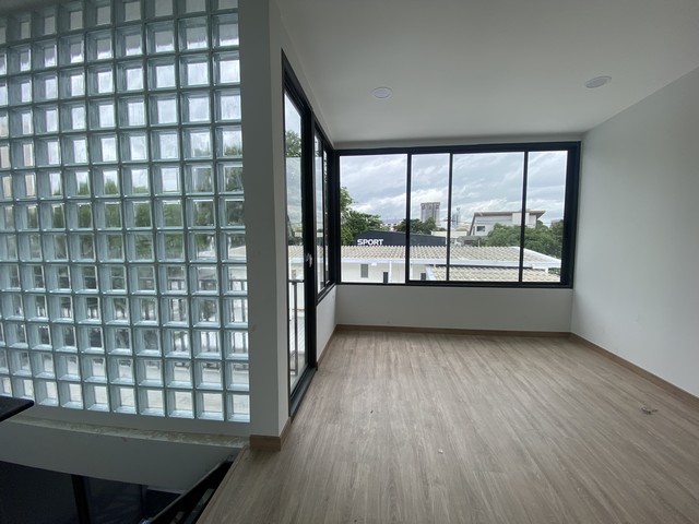 P1000 ขาย ให้เช่า ทาวน์โฮมสไตล์โมเดิร์น เอกมัย 22 ปรีดีพนมยงค์ 43  ใกล้ทองหล่อ บ้านกำลังรีโนเวท หากสนใจซื้อภายในเดือนสิงหาคมมีราคาลดพิเศษ