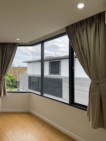 ให้เช่าอาคารพาณิชย์ 25วา 250 ตรางเมตร 3นอน 3 น้ำ ถนนพระราม9