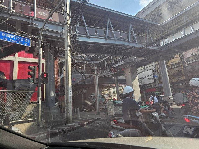 ขายที่ติดถนนลาดพร้าว101 แถมสิ่งปลูกสร้างเป็นโรงเรียน..ติดถนน2ด้านซอยลาดพร้าวแยก7  ต.คลองจั่น อ.บางกะปิ จ.กรุงเทพ