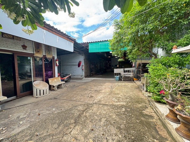 ขายที่ดินเปล่าแถมสิ่งปลูกสร้างเป็นโรงเหล็ก พร้อมใบรง.  ใกล้แหล่งความเจริญมากมาย