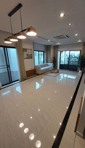 ขายบ้านเดี่ยวหลังใหญ่ 2 ชั้น หมู่บ้านมณีรินทร์ ไพรเวซี่ บางพระ ชลบุรี FP-H01007