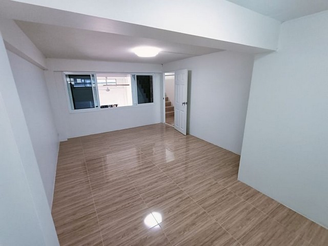 ขายอาคารพาณิชย์บ้านสวน ชลบุรี เขตแหล่งชุมชน รีโนเวทใหม่ทั้งหลัง FP-B01001