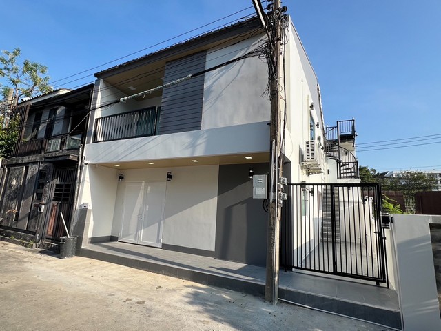 ขายบ้านหลังมุม ติดถนน 2 ด้าน หน้าหลัง รัชดา18 แต่งใหม่ทั้งหลัง ใกล้ MRT