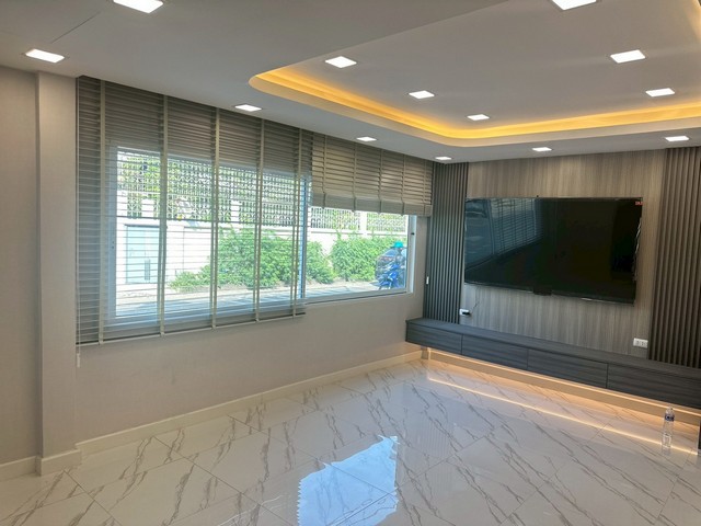 ขายบ้านหลังมุม ติดถนน 2 ด้าน หน้าหลัง รัชดา18 แต่งใหม่ทั้งหลัง ใกล้ MRT