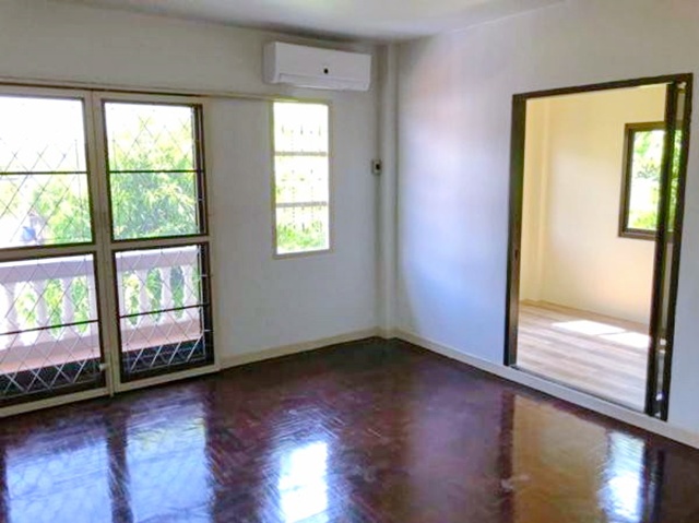 วัดศรีประวัติ500 ม. ไทวัสดุ บางใหญ่ 700 ม. ถ.สาย2 ให้เช่าทาวน์เฮาส์ 2 ชั้น  34ตร.วา. 3 นอน ตลาดพระเงิน 2.8 กม. วัดศรีเรืองบุญ 850ม.