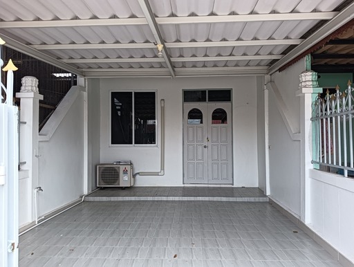 ปล่อยเช่าทาวน์เฮ้าส์ 2 ชั้นโครงการหมู่บ้านอยู่ดีวิลล่า มีพื้นที่ 21 ตารางวา