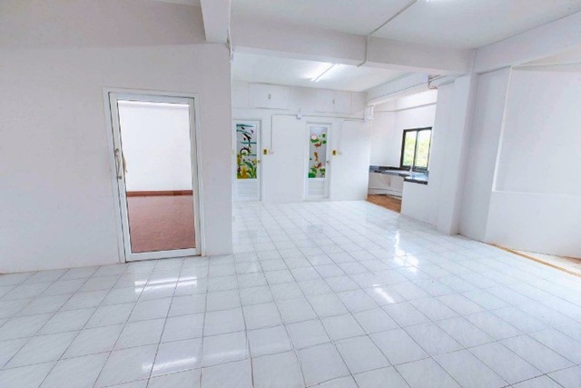 MRTสวนหลวง ร.9 2.4 กม.ถ.เฉลิมพระเกียรติร.9 29-38 ไม่เคยอยู่!  ให้เช่าอาคารสำนักงาน  4 ชั้น 2คูหา 55ตร.วา. 577ตร.ม. โชว์รูม 5 นอน 6 น้ำ