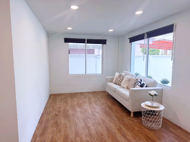 เฟอร์พร้อม เพียง 120 เมตร ใกล้ทางขึ้น-ลงทางด่วนวิภาวดี ตรงข้าม ม.เกษตรศาสตร์ 700ม.ต้นซอยงามวงศ์วาน41-47  โฮมออฟฟิศ 2 ชั้น 51ตร.วา 181 ตร.ม.