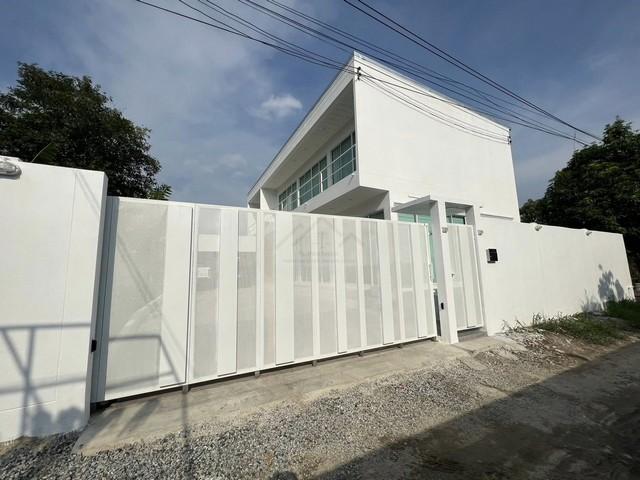 ให้เช่าบ้านเดี่ยว 2 ชั้น 80 ตรว. บ้านสร้างเอง สไตล์ Modern ใกล้ Robinson Lifestyle ลาดกระบัง