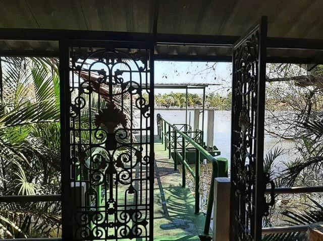 ขายที่ดิน 1 ไร่กว่า พร้อมสิ่งปลูกสร้าง มีโป๊ะสะพาน ริมแม่น้ำแม่กลอง สมุทรสงคราม ใกล้วัดแม่น้ำ