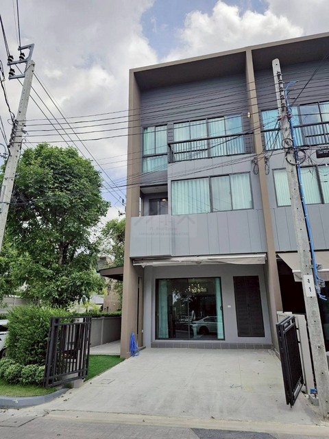 ให้เช่าทาวน์โฮม 3 ชั้นหลังมุม 3 ห้องนอน โครงการบ้านกลางเมือง พระราม 9 - กรุงเทพกรีฑาตรงข้าม เป็นสวน และมีร้านสะดวกซื้อหน้าปากซอย 