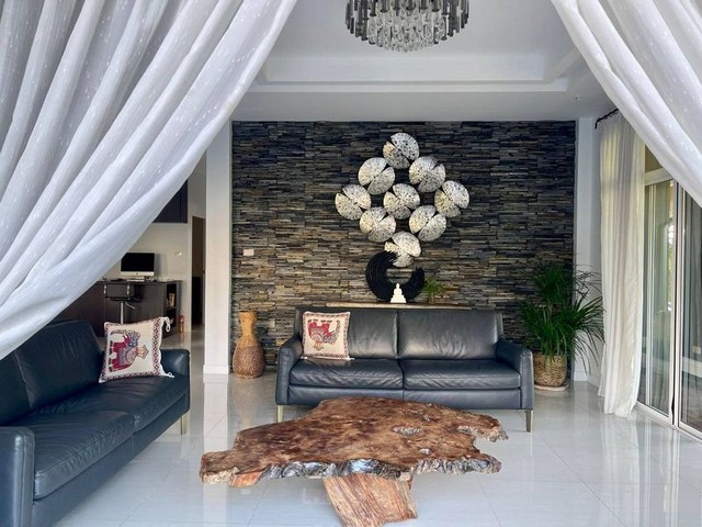 ให้เช่าพูลวิลล่า 2 ชั้น มีสวนรอบบ้าน บิ้วอินทั้งหลัง โซนสันกำแพง