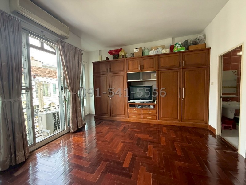 ขายทาวน์โฮม 3 ชั้นเล่นระดับ พื้นที่ 21.2 ตรว 3นอน 4น้ำ บ้านกลางเมือง โชคชัย 4 เฟอร์นิเจอร์ built-in