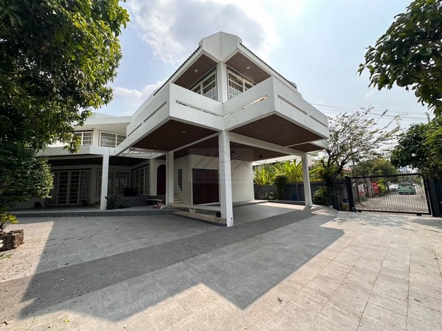 ให้เช่าบ้านเดี่ยว 2 ชั้น 340 ตรว. ย่านสุขุมวิท71 ปรีดีพนมยงค์14 ใกล้ BTS พระโขนง จอดรถ 15 คัน เหมาะสำหรับอยู่อาศัยหรือทำโฮมออฟฟิศ