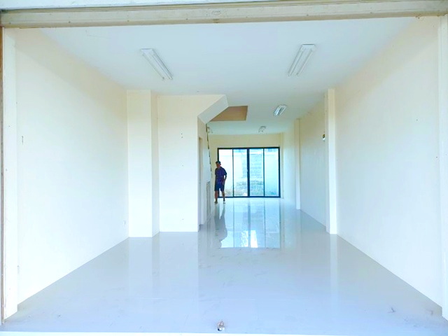 บิ๊กซี ปลวกแดง 4.8 กม. มาบเตย มาบยางพร  รีโนเวทใหม่ อาคารพาณิชย์ 4คูหา 3 ชั้น 22 ตร.วา.ติดทางหลวง มาบยางพร ทำเลการค้า หรือสำนักงาน