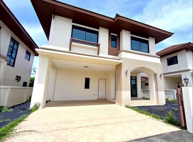 TEL:088-559 5199 คุณเอLine:https://line.me/ti/p/C0eGe0whLXบ้านเดี่ยวสไตล์บาหลี พร้อมเข้าอยู่!หมู่บ้านเดอะสามมุกวิลเลจ 2 ใกล้ทะเลบางแสนราคาพิเศษลดจาก 5.5 ล้าน (เหลือเพียง 5.39 ล้านบาท)ขนาดที่ดิน: 66.5 ตารางวาพื้นที่ใช้สอย: 192 ตารางเมตร3 ห้องนอน 3 ห้องน้ำที่จอดรถ: 2 คันทิศหน้าบ้าน: ทิศตะวันตกเฉียงเหนือเดินทางสะดวก- ใกล้ถนนสุขุมวิท- ใกล้มอเตอร์เวย์ชลบุรี–กรุงเทพฯ- เพียง 5 นาทีถึงหาดบางแสนสิ่งอำนวยความส