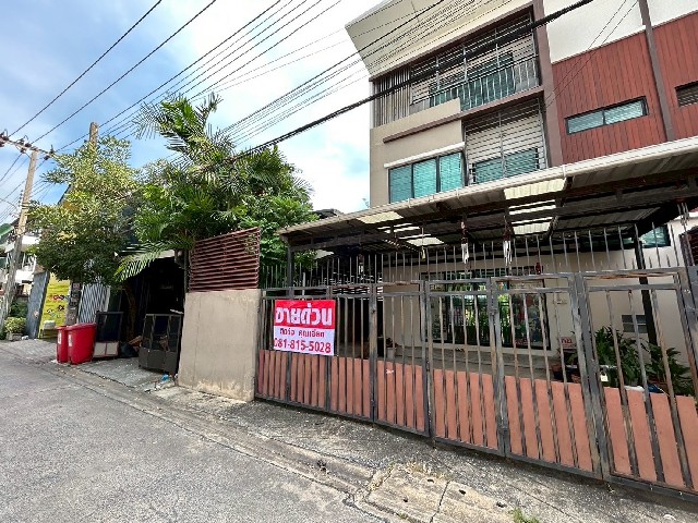 ขายโฮมออฟฟิศ 3 ชั้น (Home office 3 stories) ย่านเสรีไทยซอย 17 ใกล้ NIDA น้ำไม่ท่วมทุกสถานการณ์เนื้อที่ 30.10 ตรว. พื้นที่ใช้สอย 160.50 ตร.ม. ขนาด 3 ห้องนอน 3 ห้องน้ำ หน้ากว้าง 9.26 เมตร ไม่รวมที่จอดรถด้านหน้า 2-3 คันไม่รวมพื้นที่ด้านหลัง และด้านข้างฝั่งซ้ายเมื่อหันหน้าเข้าบ้าน ทำระแนงรอบบ้าน และหลังคาด้านหน้า+หลัง+ข้างเพิ่มเรียบร้อย ติดเหล็กดัดทุกชั้น, ระเบียงชั้น 2 