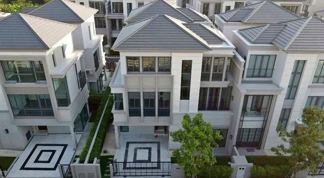 LV53217 ให้เช่า บ้านแฝด 3 ชั้น เดอะ ซอนเน่ ศรีนครินทร์ บางนา THE SONNE Srinakarin-Bangna รูปแบบใหม่จาก APราคาเช่า : 100,000 บาท/เดือน  (มัดจำ 2 เดือน+ค่าเช่า 1 เดือน)ที่ตั้ง : 99 ซ.เฉลิมพระเกีรติ ร.9 ซ.28 แยก14-2 แขวงดอกไม้ เขตประเวศ กรุงเทพฯชื่อโครงการ : เดอะ ซอนเน่ ศรีนครินทร์ บางนา THE SONNE Srinakarin-Bangnaรายละเอียด :- บ้านแฝด 3 ชั้น - ขนาดที่ดิน 42 ตร.ว. - พื้นที่ใช้สอย 220 ตร.ม. - 4 ห้องนอน - 4 ห้องน้ำ - 2 ที่จอดรถ - ความเป็นส่วนตัวสูง