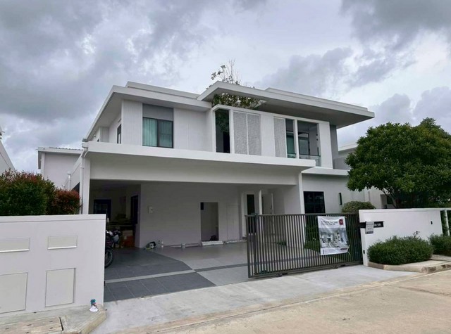 LV53212 ให้เช่า บ้านเดี่ยว มัณฑนา บางนา กม 15 MANTANA Bangna km 15 ติดถนนใหญ่บางนาราคาเช่า : 160,000 บาท (สัญญา 1 ปี)ที่ตั้ง : ถนนบางนา-ตราด กม.15 ต.บางโฉลง อ.บางพลี จ.สมุทรปราการ 10540ชื่อโครงการ : มัณฑนา บางนา กม 15 / MANTANA Bangna km 15รายละเอียด :- ขนาด 283 ตร.ม. - ที่ดิน 88 ตร.ว.- 4 ห้องนอน- 5 ห้องน้ำ- 1 ห้องแม่บ้าน- 4 ที่จอดรถ- 1 ครัวฝรั่ง- 1 ครัวไทย- Fully Furnished บ้านอยู่ใกล้สวนส่วนกลาง- 2 ทีวี- 2 ตู้เย็น- 2 ชุดเตา เครื่องดูดควัน- ไมโครเวพ