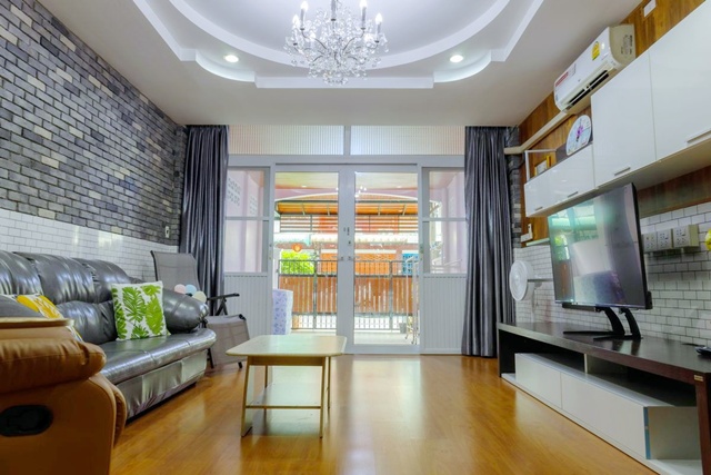 ถ.จอมทอง 10-14 ให้เช่าทาวน์เฮ้าส์หรู 3 ชั้น  22ตร.วา.272ตร.ม. BTSตลาดพลู 1.1 กม. BTSวุฒากาศ 1.2 กม. สะพานพระราม3 เดอะ มอลล์ ท่าพระ 1.1 กม.