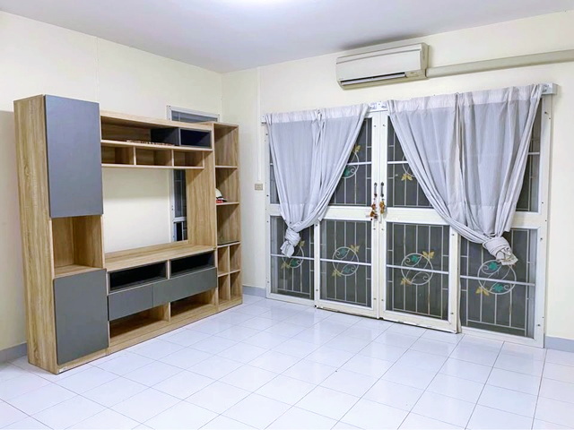 เลียบลำลูกกาคลอง 4 มาร์เก็ตวิลเลจ รังสิต 1.9กม. ให้เช่าบ้าน2ชั้น  38ตร.วา.  3 นอน  พร้อมเฟอร์ 3 แอร์ ร่มรื่น รร. นานาชาติสยาม 2 กม.  