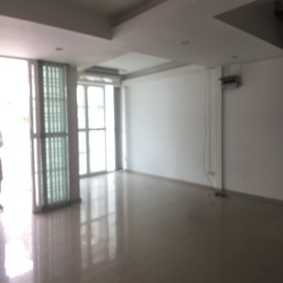 ให้เช่าทาวน์เฮาส์สุขุมวิท89/1ตกแต่งใหม่ทั้งหลังห่างBTSอ่อนนุชเพียง800เมตรมี4นอน2น้ำแอร์ใหม่5เครื่องจอดรถ1+1คันเช่า30000บาท/เดือน