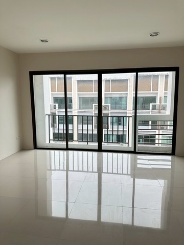 ให้เช่าอาคารสำนักงาน 4ชั้น  ถนนวงแหวนอุตสาหกรรม ,ทางพิเศษสายบางพลี-สุขสวัสดิ์ โครงการซิลค์ สุขสวัสดิ์  เขตราษฎร์บูรณะ