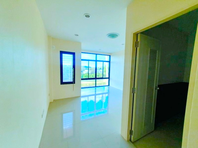 นิคมอุตสาหกรรมอมตะซิตี้ นิคมอีสเทิร์นซีบอร์ด ระยอง 3.2 กม..บิ๊กซี ปลวกแดง 4.8 กม. อาคารพาณิชย์ 4คูหา 3 ชั้น 88 ตร.วา.ติดทางหลวง