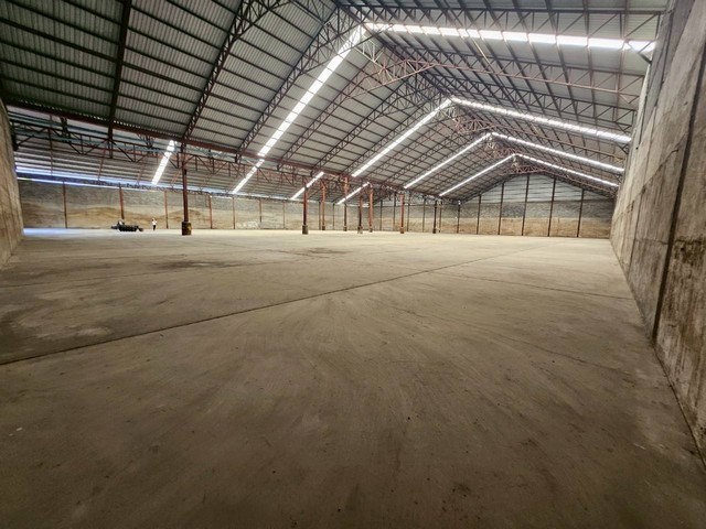 ให้เช่าโกดังโรงงานที่ดินชลบุรี ห้เช่าโกดังและคลังสินค้าสวยราคาถูก ขนาด พื้นที่  5,000 ตรม มีพื้นที่ว่างเหลือบริเวณกว้างสำหรับใช้งาน